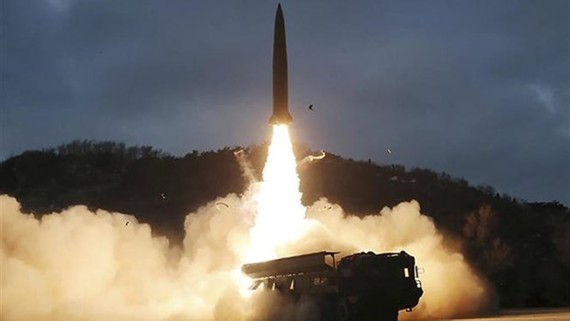 Hình ảnh do Hãng thông tấn Trung ương Triều Tiên KCNA đăng phát ngày 28-1-2022: Một vụ phóng thử tên lửa dẫn đường chiến thuật đất đối đất do Học viện Khoa học Quốc phòng Triều Tiên tiến hành tại một địa điểm không xác định