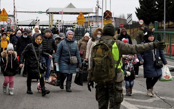Người Ukraine di tản qua biên giới Ukraine-Ba Lan ở Korczowa, Ba Lan, ngày 5-3. Ảnh: REUTERS