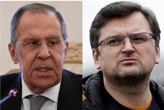 Ngoại trưởng Ukraine Dmytro Kuleba (phải), sẽ gặp người đồng cấp Nga Sergey Lavrov để hội đàm tại Antalya, Thổ Nhĩ Kỳ. Ảnh: REUTERS