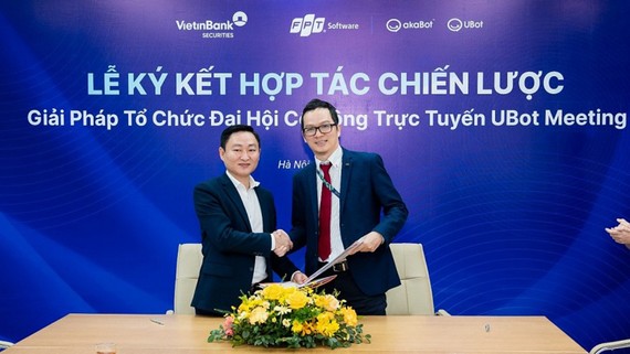 Ông Phạm Ngọc Hiệp - Phó Tổng Giám đốc VietinBank Securities (trái) và ông Trần Đăng Hòa - Phó Tổng giám đốc FPT Software ký kết hợp tác