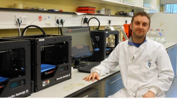 Tiến sĩ Alvaro Goyanes bên cỗ máy in thuốc 3D