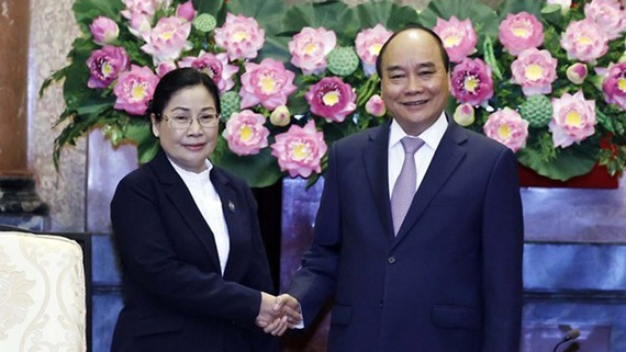 Chủ tịch nước Nguyễn Xuân Phúc tiếp Chánh án Tòa án Nhân dân Tối cao Lào Viengthong Siphandon. Ảnh: TTXVN