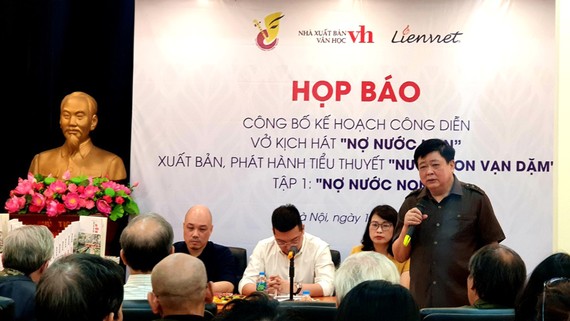 Nhà văn  Nguyễn Thế Kỷ  tại họp báo ra mắt  tiểu thuyết  Nợ nước non