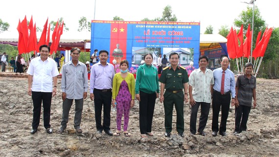 Tình quân dân trong ngày hội khởi công lập điểm dân cư mới  ở xã Mỹ Bình, huyện Đức Huệ, tỉnh Long An