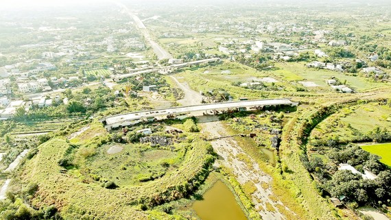 Cao tốc Bến Lức - Long Thành  đoạn ngang quốc lộ 50,  xã Đa Phước, huyện Bình Chánh, TPHCM. Ảnh: HOÀNG HÙNG