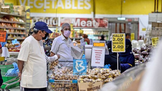 Người dân mua sắm tại một siêu thị ở Malaysia. Nguồn: theborneopost.com