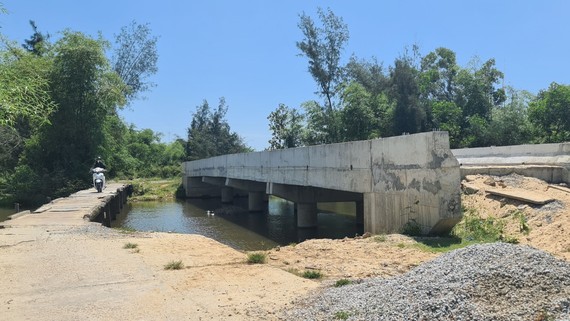 Công trình xây cầu mới  ở xã Bình Tú, huyện Thăng Bình (Quảng Nam) giậm chân tại chỗ