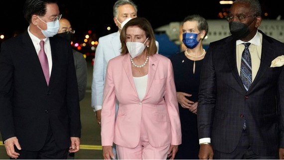 Trung Quốc tuyên bố ngừng hợp tác với Mỹ trong một số lĩnh vực sau khi bà Nancy Pelosi (áo hồng) thăm Đài Loan. Ảnh: AP