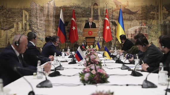  Tổng thống Thổ Nhĩ Kỳ Erdogan phát biểu chào mừng hai phái đoàn của Nga và Ukraine trước cuộc đàm phán ở Istanbul, ngày 29-3. Ảnh: The Times of Israel