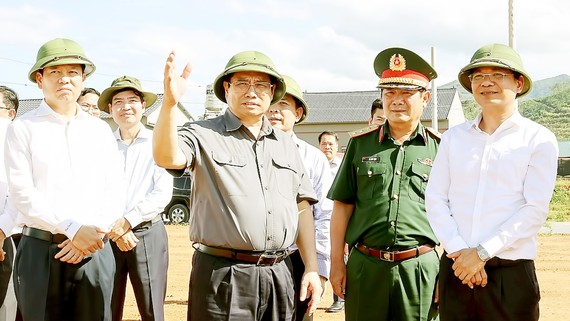 Thủ tướng Phạm Minh Chính và đoàn công tác khảo sát khu tái định cư  dự án Cảng hàng không Sa Pa, Lào Cai. Ảnh: TTXVN