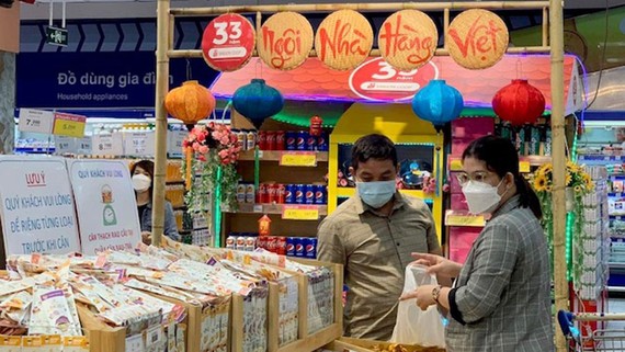 Hàng Việt giá đặc biệt: Bán lẻ tiếp tục khuyến mãi, kéo giảm giá hàng hóa Nhiều sản phẩm, hàng hóa đang giảm giá mạnh tại Co.opmart