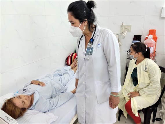 BS-CKII Nguyễn Thị Mây Hồng, Bệnh viện Thống Nhất, thăm khám cho bệnh nhân đái tháo đường