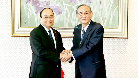 Chủ tịch nước Nguyễn Xuân Phúc hội kiến  Chủ tịch Hạ viện Nhật Bản Hosoda Hiroyuki. Ảnh: TTXVN