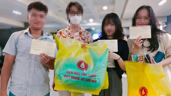 Trục lợi từ quà tặng hiến máu nhân đạo - Bài 2: Số dư đi về đâu? Những người tham gia hiến máu với phần quà mà họ không rõ, hoặc chưa từng quan tâm đến giá trị. Ảnh: DŨNG PHƯƠNG
