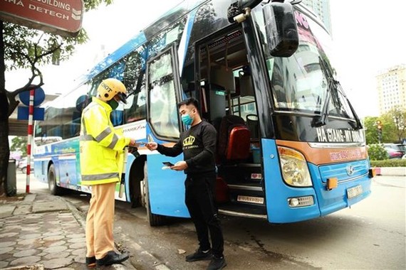Tuần tra, kiểm soát đối với xe khách trên đường Phạm Hùng, quận Cầu Giấy. (Ảnh: Doãn Tấn/TTXVN)