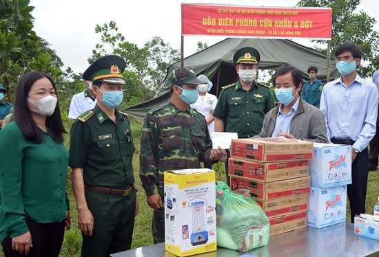 Lãnh đạo tỉnh Thừa Thiên – Huế tặng quà động viên bộ chiến sĩ biên phòng tại điểm chốt dã chiến.