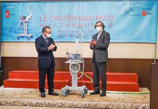 Ông Trần Ngọc Phúc, Chủ tịch kiêm Tổng giám đốc Công ty Metran bàn giao những máy thở MV20 đầu tiên cho đại diện Đại sứ quán Việt Nam tại Nhật Bản.