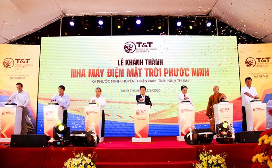 Thứ trưởng Bộ Công Thương Cao Quốc Hưng và Chủ tịch HĐQT kiêm TGĐ Tập đoàn T&T Group Đỗ Quang Hiển cùng các đại biểu thực hiện nghi lễ khánh thành.