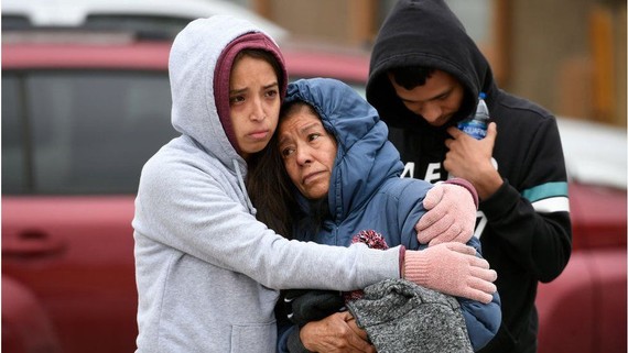 Các thành viên trong gia đình thương tiếc 6 người chết trong một bữa tiệc sinh nhật do nổ súng trong một ngôi nhà di động ở Colorado Springs, Colorado. @COPYRIGHTGETTY IMAGES