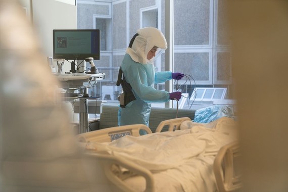 Một nhân viên bệnh viện khử trùng một căn phòng tại ICU Covid-19 ở San Diego, California. Nhiếp ảnh gia: Bing Guan / Bloomberg