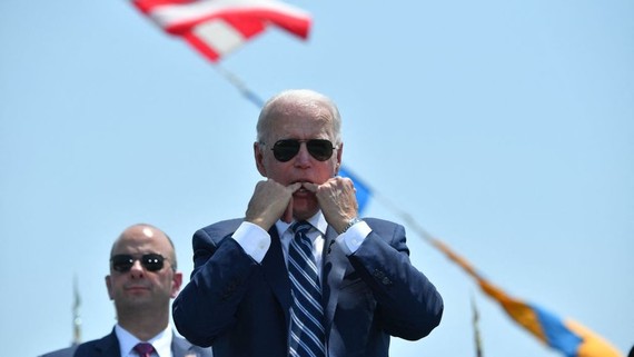 Tổng thống Hoa Kỳ Joe Biden huýt sáo tại Học viện Cảnh sát biển Hoa Kỳ vào ngày 19 tháng 5 năm 2021 tại New London, Connecticut. NICHOLAS KAMM / AFP qua Getty Images