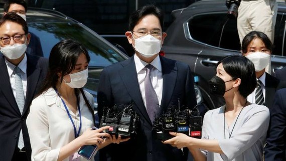Lee Jae-yong đang ngồi tù 18 tháng vì tội hối lộ © Ahn Young-joon / AP