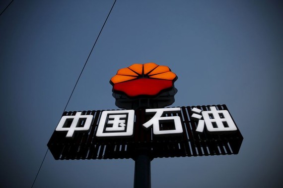 Logo của PetroChina được nhìn thấy tại trạm xăng ở Bắc Kinh