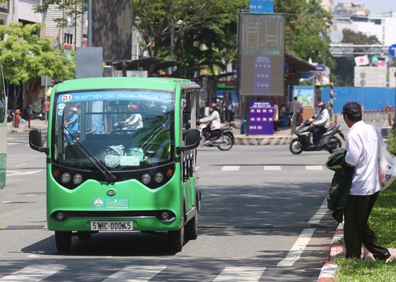Xe điện 12 chỗ TP HCM thí điểm chạy ở đường Hàm Nghi, quận 1. Ảnh: Gia Minh.