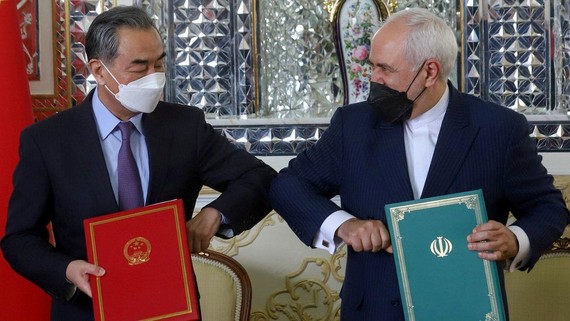  Bộ trưởng Ngoại giao Trung Quốc Vương Nghị và người đồng cấp Iran, Mohammad Javad Zarif, đã ký thỏa thuận hợp tác vào cuối tháng 3. Ảnh: Reuters