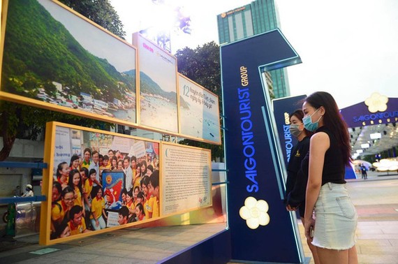 Người dân xem triển lãm ảnh về 12 huyện đảo của đất nước do Saigontourist Group tổ chức năm 2020. Ảnh: QUANG ĐỊNH