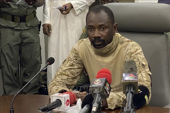 Đại tá quân đội Mali Assimi Goita trong cuộc họp báo tại Bamako sau cuộc binh biến, ngày 19/8/2020. Ảnh: AFP/TTXVN