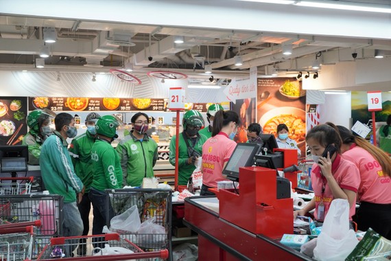 Lực lượng giao hàng tập trung đông đúc tại các siêu thị, điểm giao hàng khi người dân chuyển sang mua sắm online. Ảnh: Central Group 