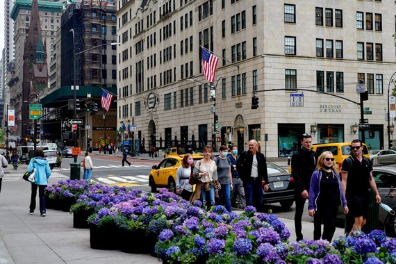 Đường phố ở Manhattan ngày càng đông đúc. Ảnh: New York Times.