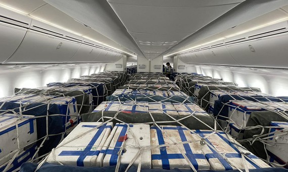 Vải thiều được vận chuyển trong khoang khách máy bay Boeing 787-9. Ảnh: VNA