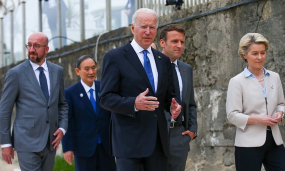 Tổng thống Joe Biden (giữa) và các lãnh đạo G7 tại Cornwall, Anh hôm 11/6. Ảnh: Bloomberg.