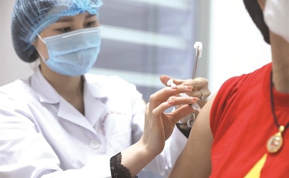 Việt Nam bước vào đợt tiêm chủng lớn nhất trong lịch sử. Ảnh: TTXVN.