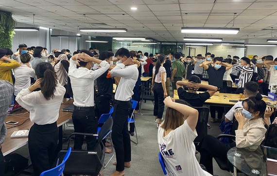 Cơ quan điều tra kiểm tra văn phòng Công ty TNHH MTV ANT Group có cả trăm nhân viên tại quận Cầu Giấy, Hà Nội. Ảnh: Công an Hải Phòng