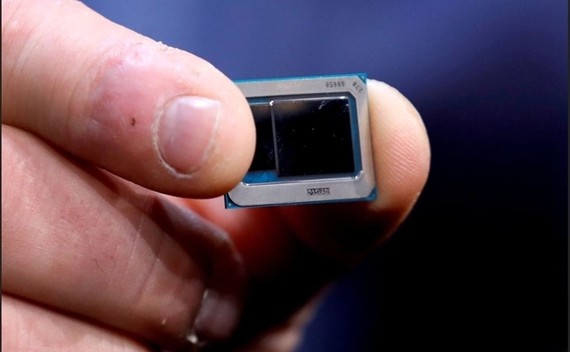 Một chip Intel Tiger Lake được trưng bày tại CES 2020 ở Las Vegas. Ảnh: Reuters.