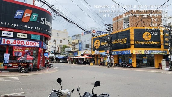 Vào ngày 20-7, phường Bình Định (thị xã An Nhơn, tỉnh Bình Định) bắt đầu giãn cách xã hội theo Chỉ thị 16. Trong lúc đó cửa hàng TGDĐ thuê mặt bằng của ông T.K.M. và ông T.Q.C. vẫn có xe để phía trước. Ảnh: NVCC