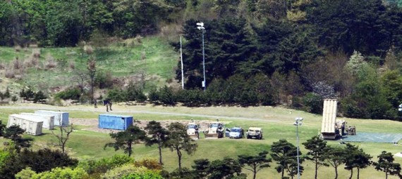 Bộ phận đánh chặn của THAAD được nhìn thấy ở huyện Seongju, phía nam Hàn Quốc ngày 26.4