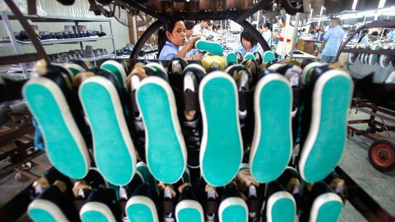 A shoe factory in Hanoi: Vietnam's apparel industry is fretting over rising costs.   © Reuters