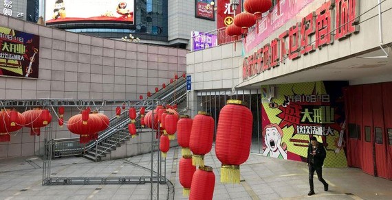 Neoglory Place mall, near Yiwu, has few customers and most shops have closed. JAMES T. AREDDY/THE WALL STREET JOURNAL
