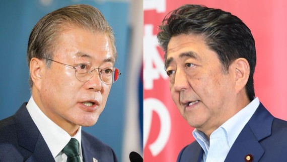 Japanese Prime Minister Shinzo Abe, left, and South Korean President Moon Jae-in (Source Photo by AP)