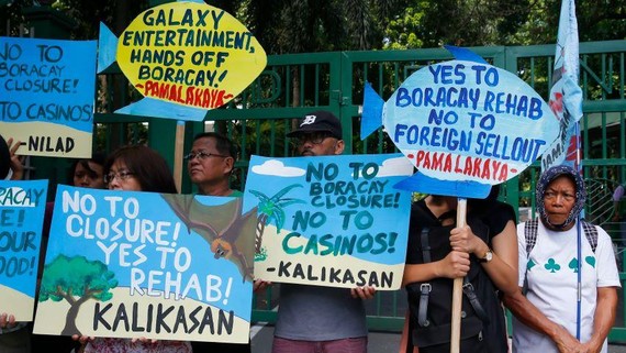 Gambling has caused tensions in the Philippines: environmental activists display placards to protest the construction of a Chinese-backed casino   © AP