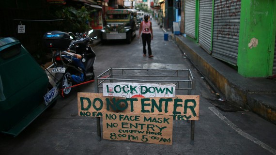 Một rào chắn tạm thời được dựng lên bên ngoài một khu dân cư ở thủ đô Manila