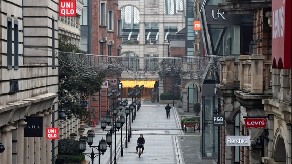 An eerily quiet shopping boulevard in Wuhan   © Reuters