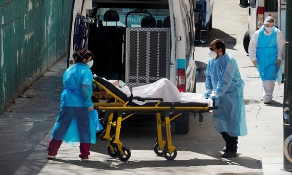 Nhân viên y tế di chuyển bệnh nhân khỏi một trại dưỡng lão ở Leganes Madrid, Tây Ban Nha, ngày 2/4. Ảnh: Reuters.