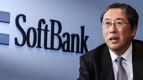 SoftBank Group CFO Yoshimitsu Goto says the company is committed to its original one-year deadline for selling off some $41 billioin in assets. (Nikkei Montage/ Source photo by Jun Takai)