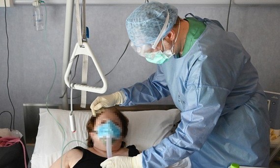 Bác sĩ Italy điều trị cho bệnh nhân Covid-19 trong phòng chăm sóc tích cực tại một bệnh viện ở Rome, Italy hôm 8/4. Ảnh: AFP.