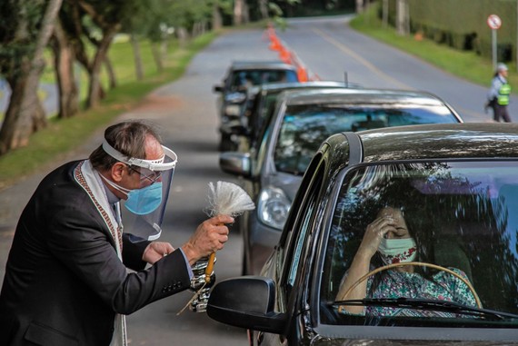 Kiểm tra thân nhiệt các tài xế nhằm ngăn chặn sự lây lan của dịch COVID-19 tại bang Parana, Brazil ngày 11/4/2020. Ảnh: AFP/TTXVN